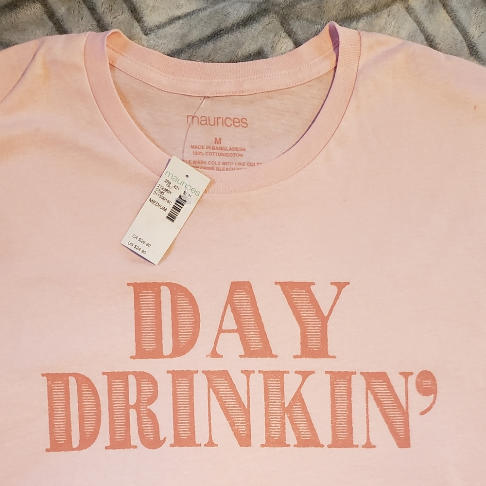 NWT PINK TSHIRT " DAY DRINKIN " 🍻  Graphic Tee size Medium